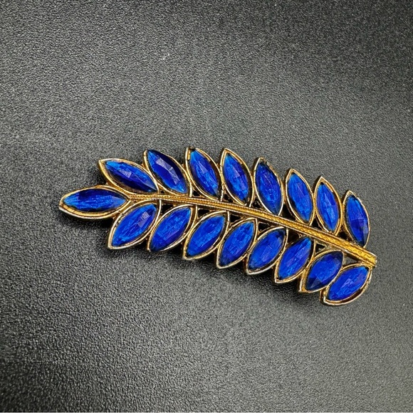 Vintage Signed Sapphire Blue Rhinestone and Gold Tone Leaf Dress Clip - Picture 5 of 12